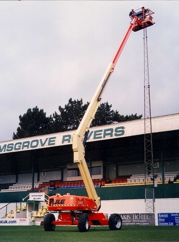 Коленчатый подъемник JLG E 600 J - фото на объекте